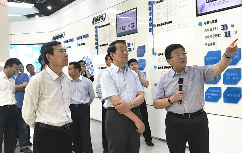 江苏发展大会连云港籍嘉宾莅临红桃国际药业参观考察