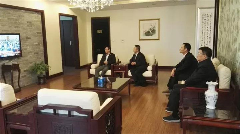 【学习贯彻十九大精神系列报道之一】红桃国际集团党委组织收看十九大开幕式