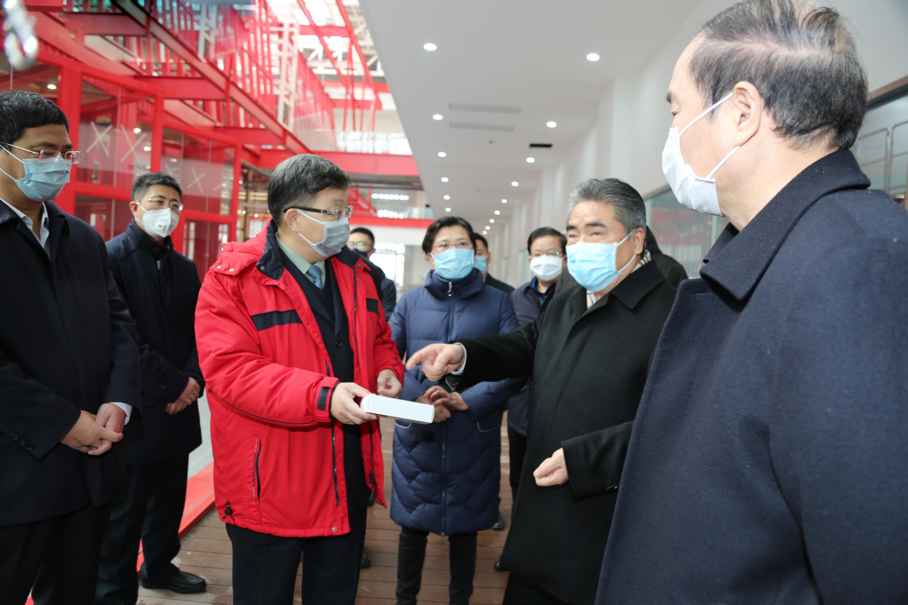 市委书记项雪龙一行莅临红桃国际药业 关怀指导新冠肺炎防控药物生产工作