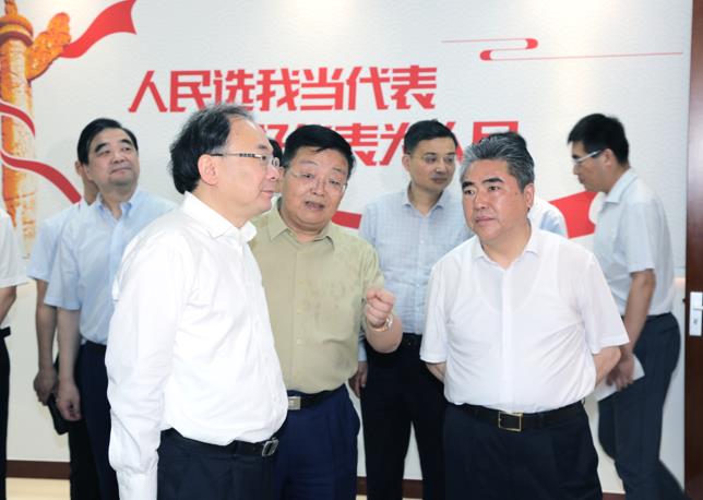 省人大常委会常务副主任李小敏一行 莅临红桃国际药业调研